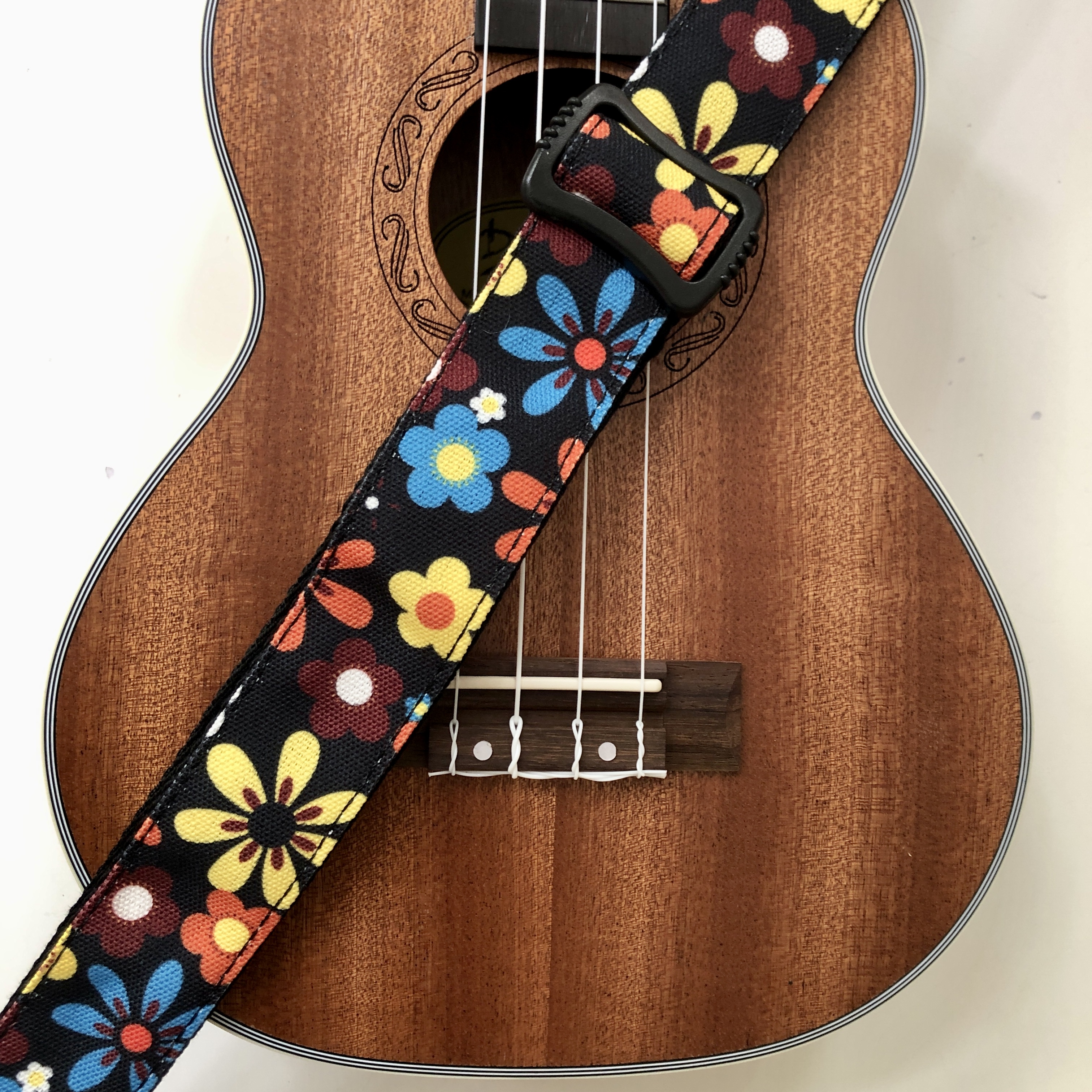 Ukulele Pin-Strap Flowerpower, schwarz