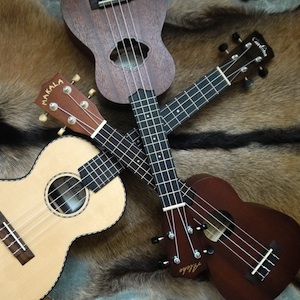 Ukuleles-piled-up SongWerkstatt VOLUME 7 / Mittwoch / 18 Uhr